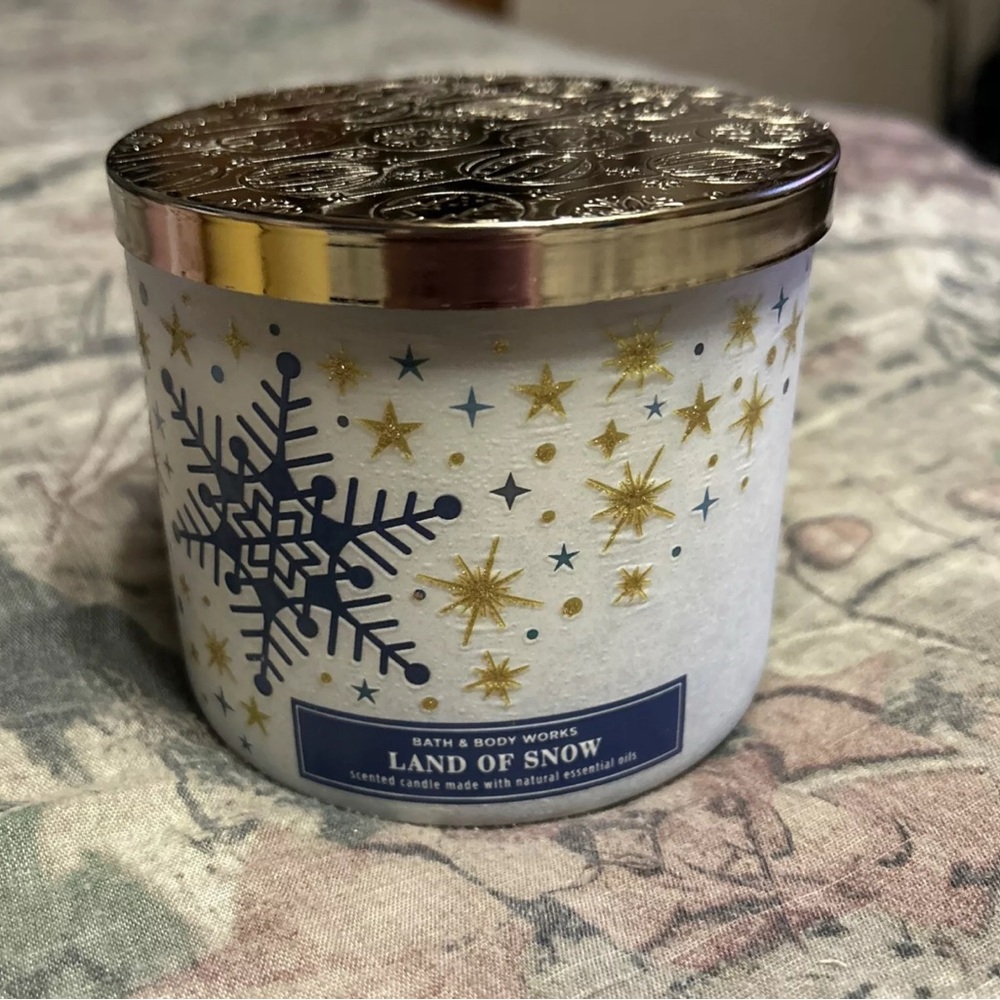 🎅 BBW Land Of Snow 3-Wick Candle NEW